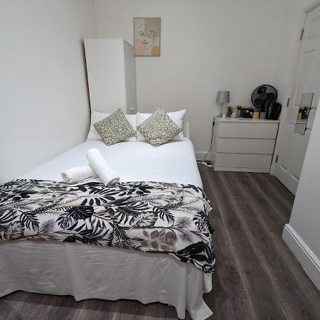 Mile End- Prime Location Hotel London Bagian luar foto