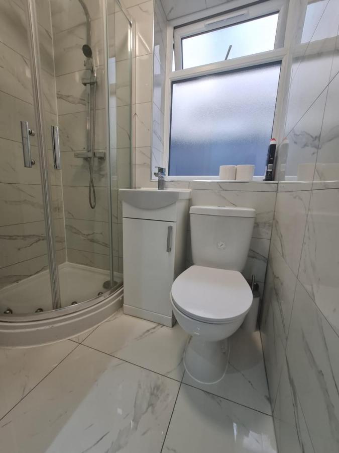 Mile End- Prime Location Hotel London Bagian luar foto