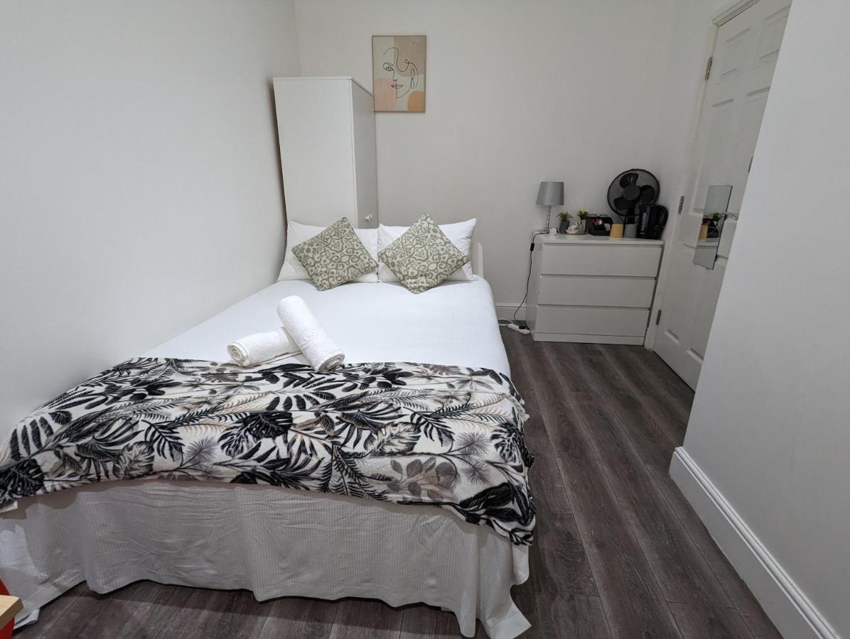 Mile End- Prime Location Hotel London Bagian luar foto