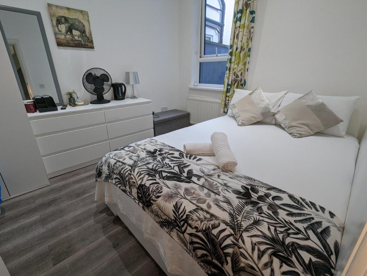 Mile End- Prime Location Hotel London Bagian luar foto