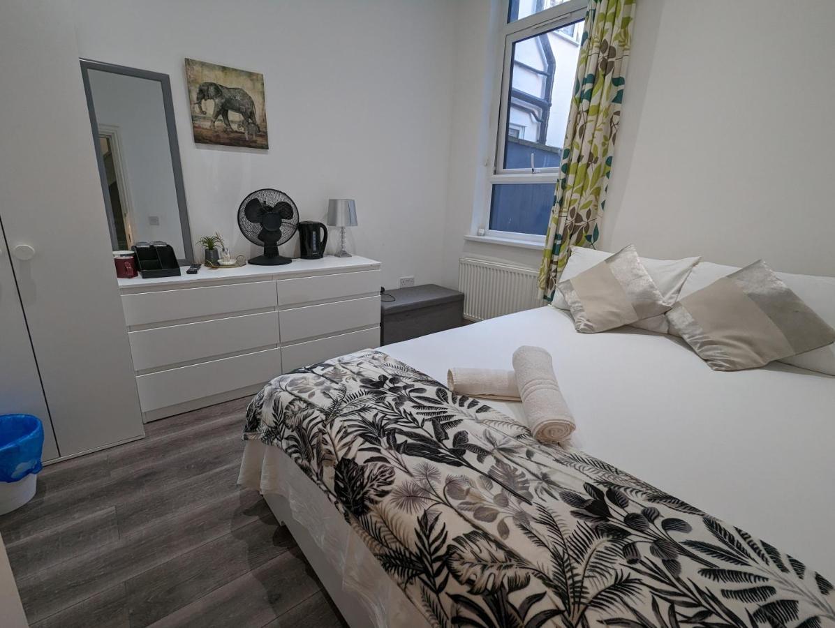 Mile End- Prime Location Hotel London Bagian luar foto