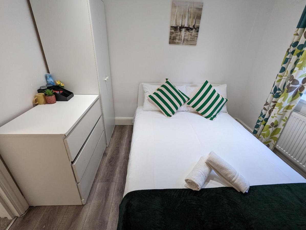 Mile End- Prime Location Hotel London Bagian luar foto